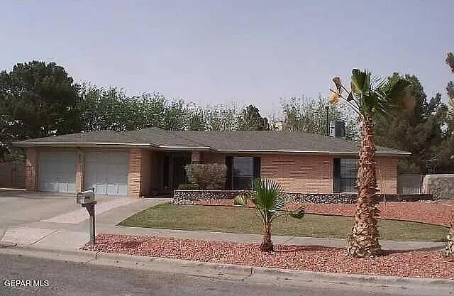 1633 Charles Owens Dr E — Photo 1