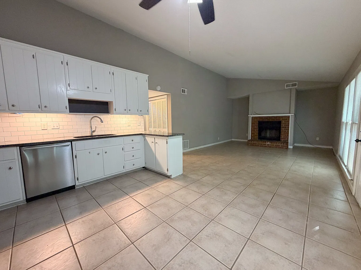 2 bed, 1100 sqft, $1,749 — Photo 4