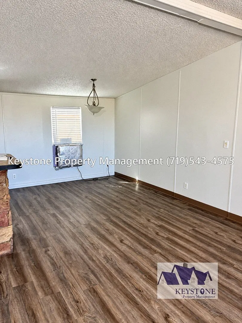 Take $800 Off 1st Month & App Fee Reimbursed! Over 2000 Sq Feet Of Living Space! $1900/$1900 — Photo 2