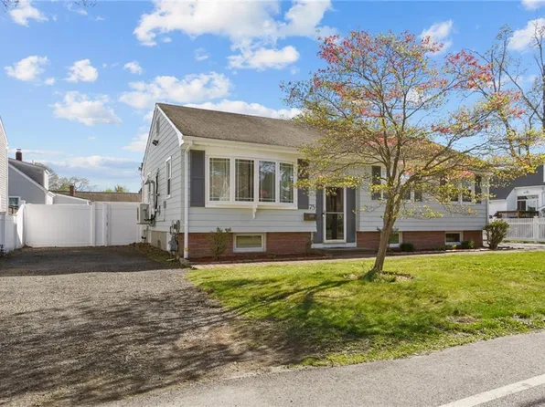 75 Rounds Ave E, Riverside, RI 02915