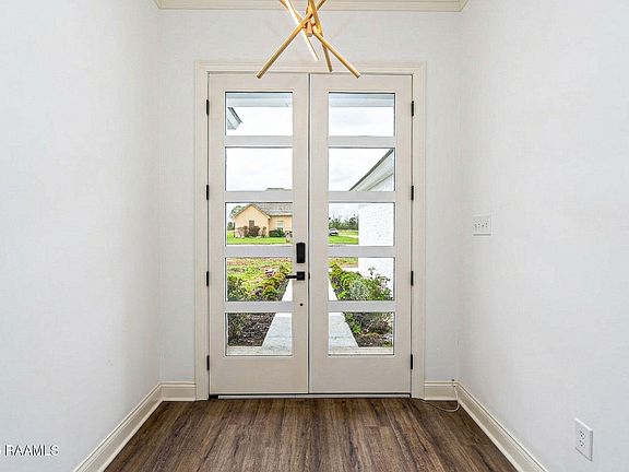 4th image of 270 Christian Point Rd