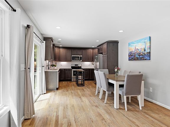5th image of 100 Victorian Ln