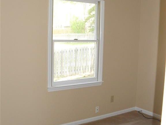 4th image of 4331 Falls Dr
