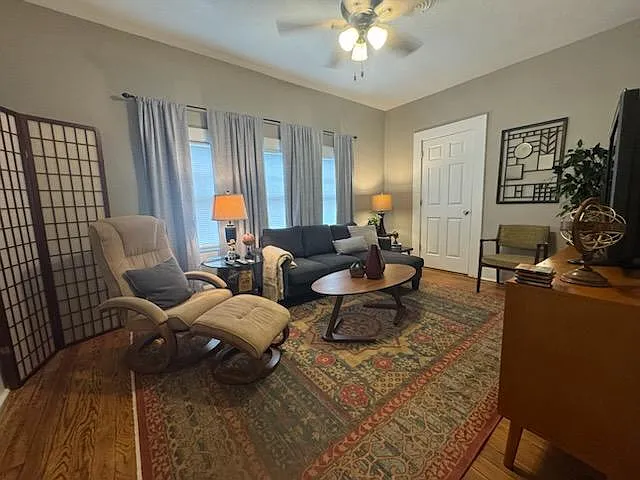 1 bed, 900 sqft, $1,500 — Photo 3
