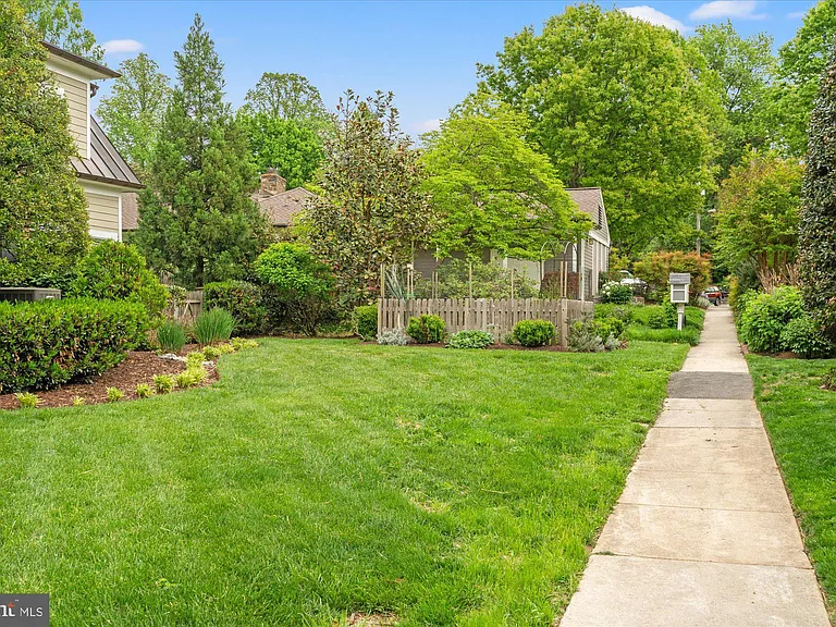3701 Blackthorn Ct — Photo 2