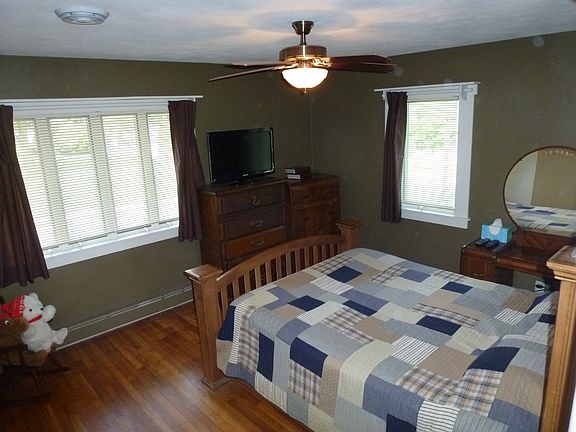 Master Bedroom: Upper Level