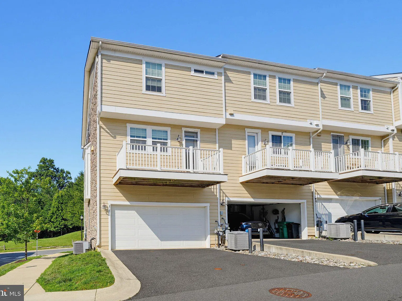 4 bed, 3.5 bath, 2296 sqft, $3,300 — Photo 4