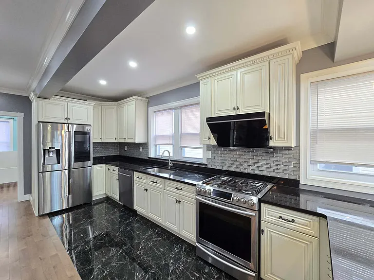 2154 E 23rd St #1 — Photo 14