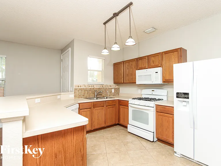 946 Riviera Point Dr — Photo 5
