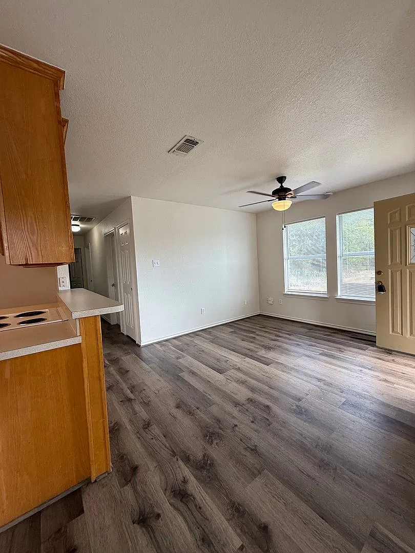 Newly Renovated - 3/2 - Fenced Yard - Lawn Care Included!! — Photo 4