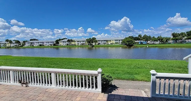 237 Seahorse Dr SE #B — Photo 1