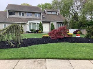 105 Pam Ct, Bohemia, NY 11716