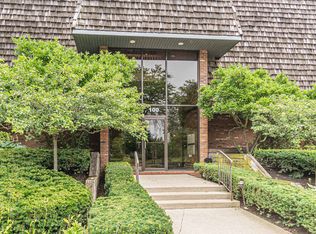 100 Red Top Dr APT 301, Libertyville, IL