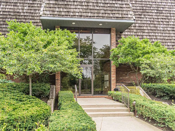 100 Red Top Dr APT 301, Libertyville, IL 60048