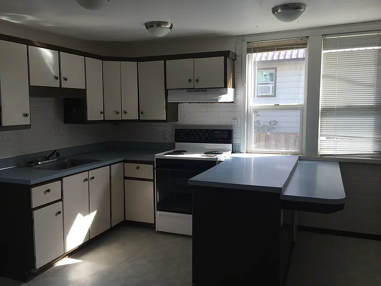 1106 N B St — Photo 7