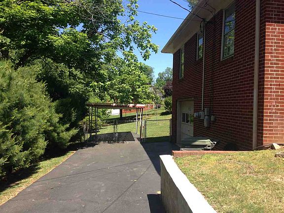 3rd image of 403 E Hillcrest Dr