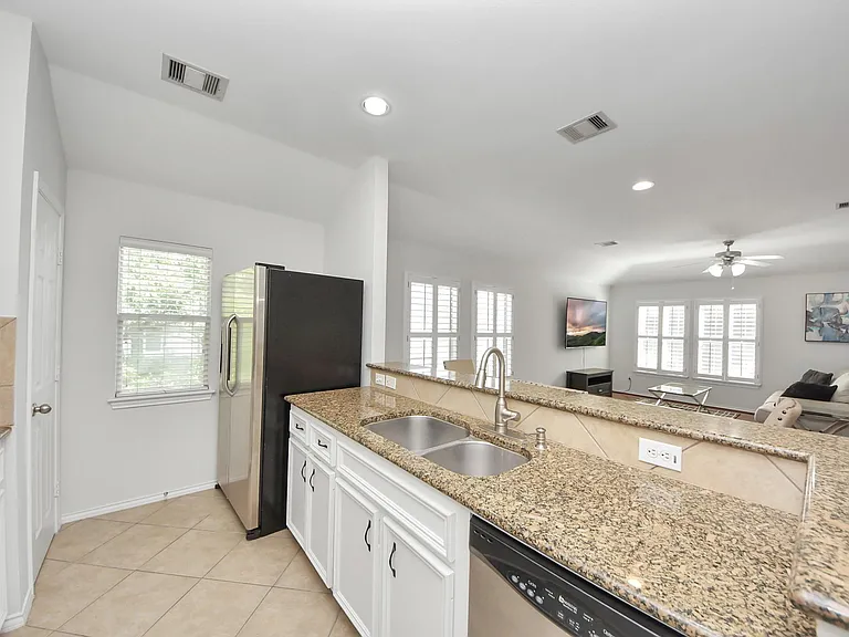 943 W Heights Hollow Ln — Photo 18