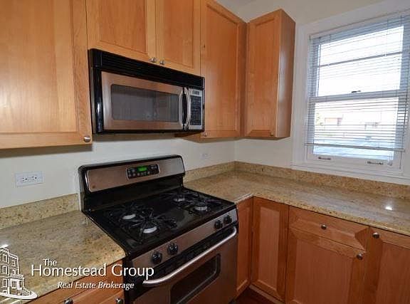 3rd image of 3060 N Clybourn Ave APT 3S