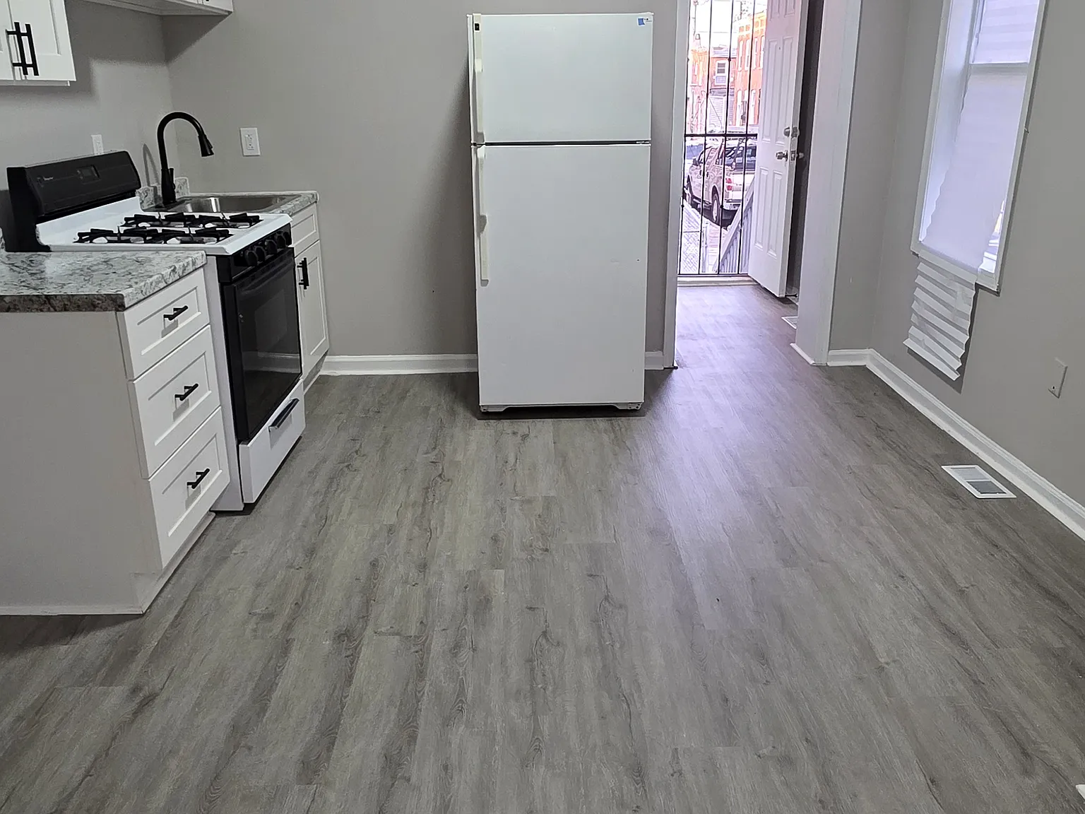 2821 E Madison St — Photo 4