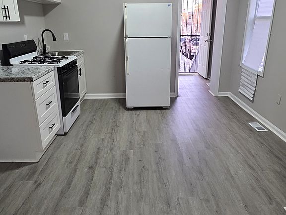 4th image of 2821 E Madison St