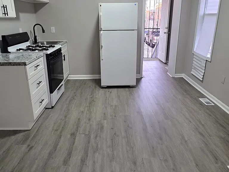 2821 E Madison St — Photo 4
