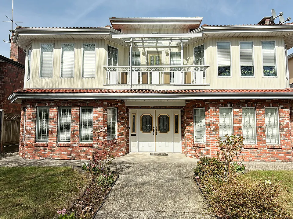 2069 E 37th Ave