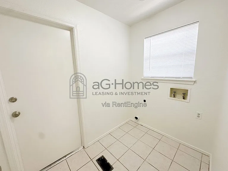 909 Cherrywood Ln — Photo 12
