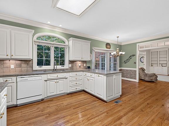 3rd image of 833 Oakcrest Rd
