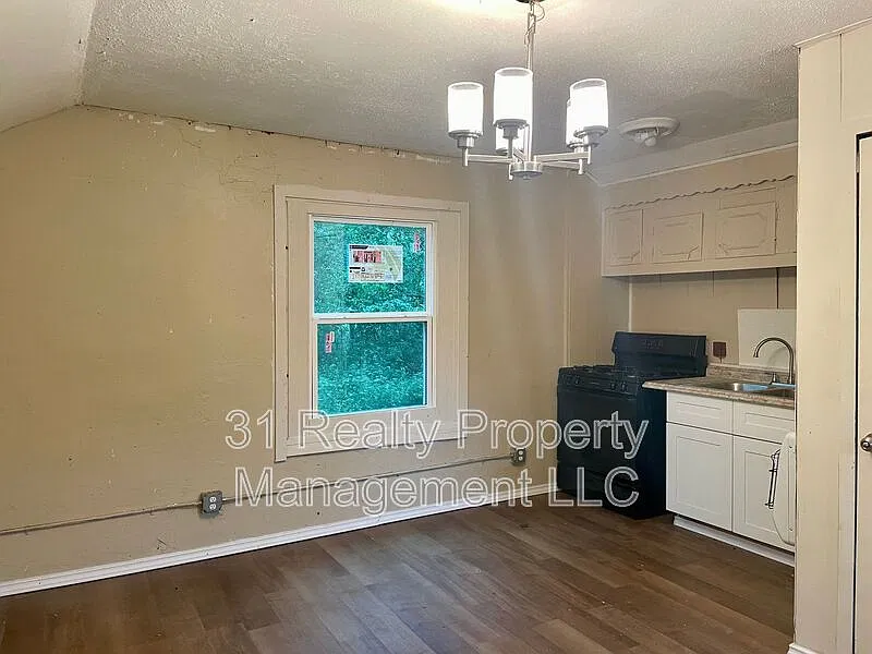 1 bed, 1.0 bath, 221 sqft, $595 — Photo 3