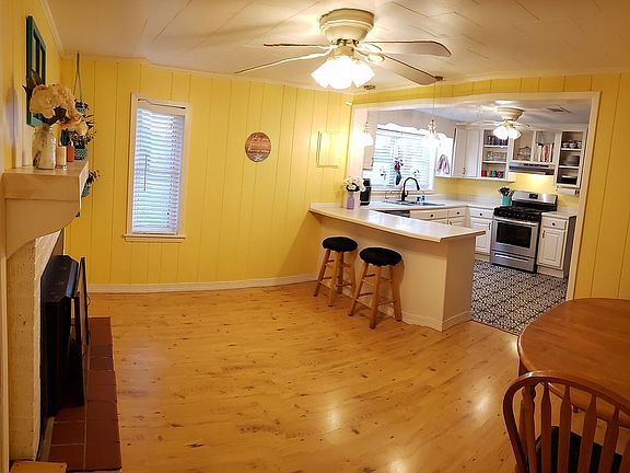 Dining rm has gas fireplace