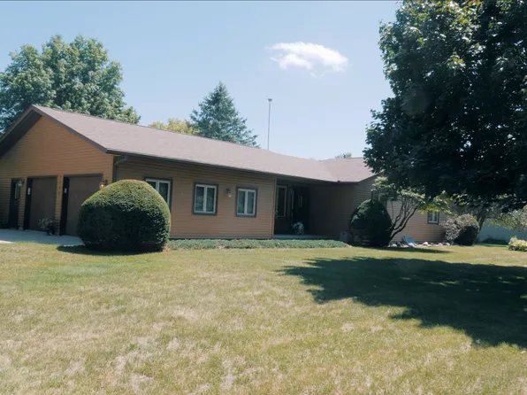 2120 Oak Dr, Charles City, IA 50616