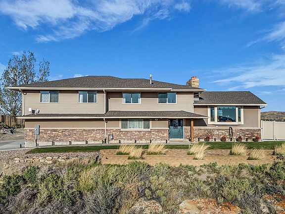 3rd image of 1113 Hilltop Dr