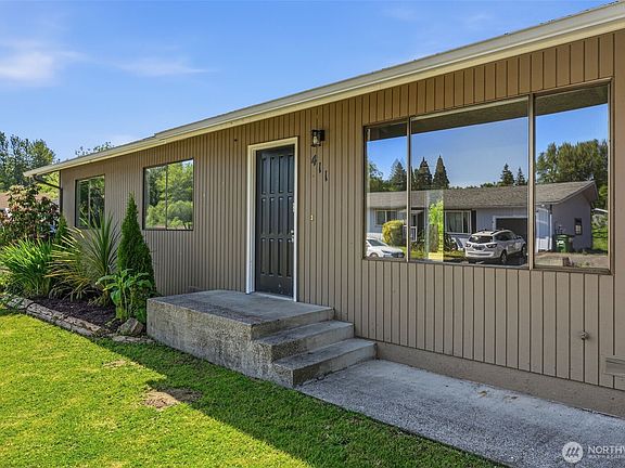 4th image of 411 SE Brierwood Court