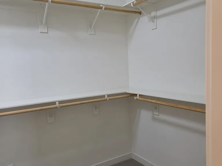 master bed walking closet