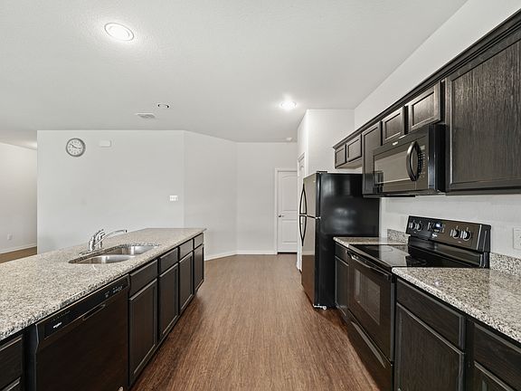 5th image of 513 Parkwood Dr