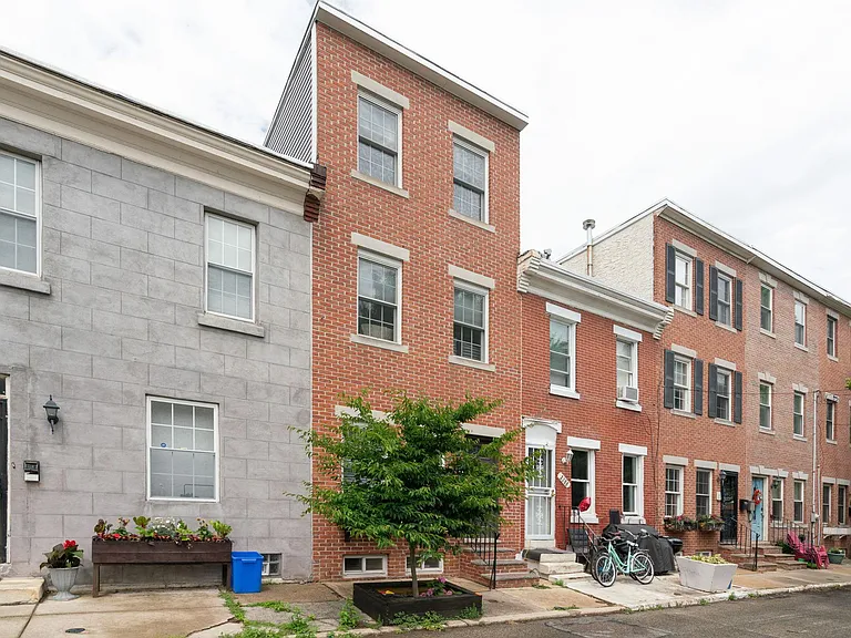 2357 Montrose St — Photo 2