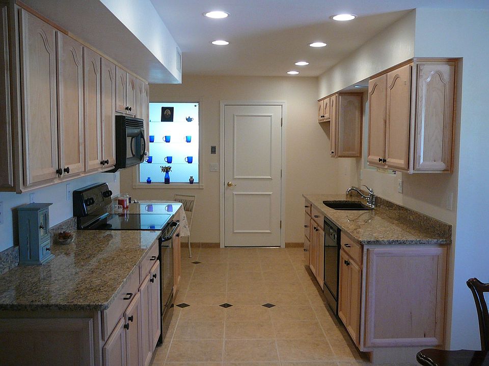 1st image of 10734 W Canterbury Dr