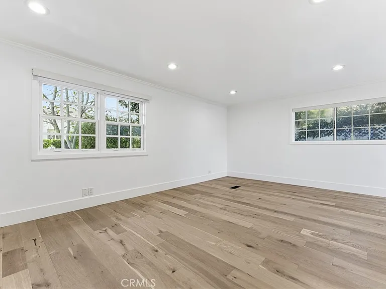 515 Kings Pl — Photo 20