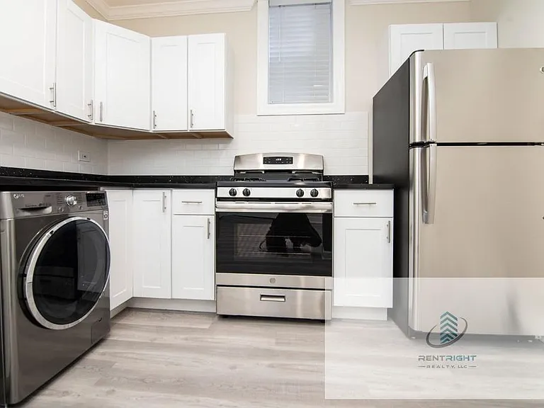 646-48 W Roscoe St #646 — Photo 3