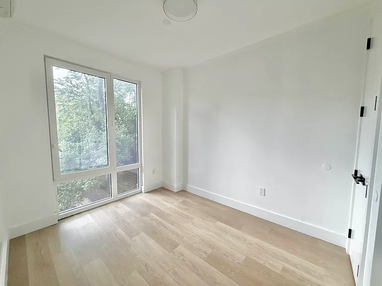 141 Frost St #2C — Photo 3