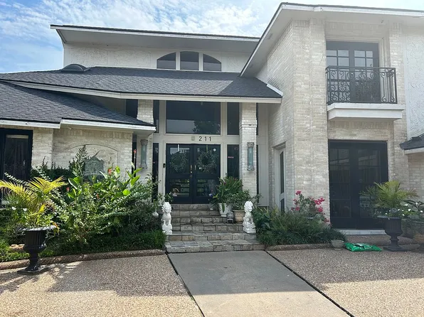 211 Kirkwood Ct, Sugar Land, TX 77478