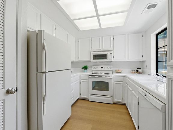 4th image of 2845 Buena Knoll Ct
