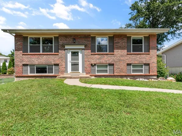 1027 Villaview Dr, Ballwin, MO 63021