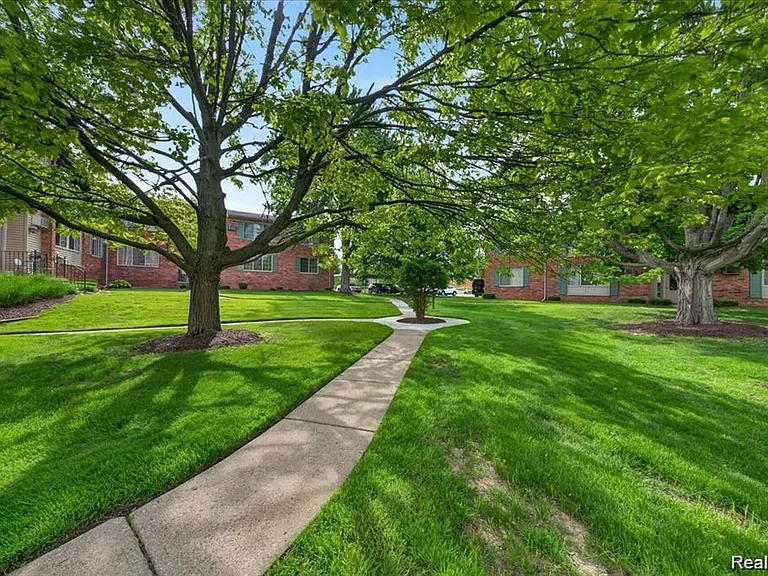 454 Romeo Rd — Photo 22