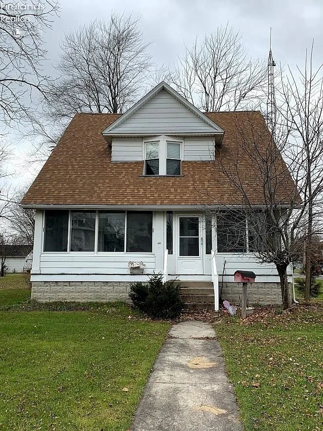 527 N Locust St photo 1