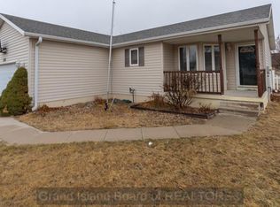 1119 Pleasant View Dr, Grand Island, NE 68801