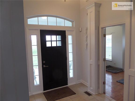 Bright entryway w/tall ceilings