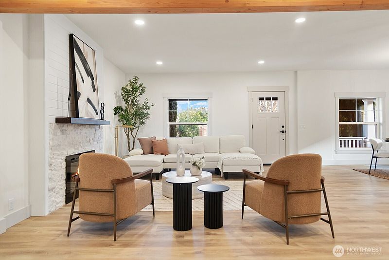 4th image of 3037 21st Avenue W