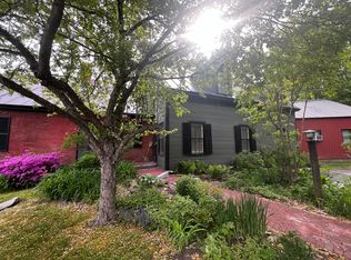 81 Central St APT B, Woodstock, VT 05091