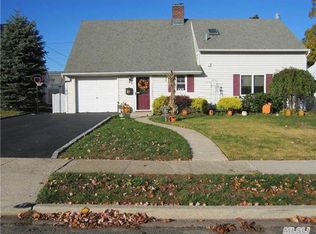 27 Wagon Ln, Levittown, NY 11756